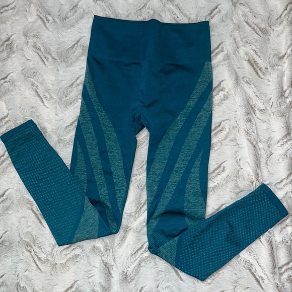 🩵Fabletics Seamless Dot Leggings🩵 - Picture 2 of 12